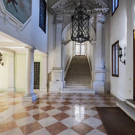 Ca' Degli Specchi Grand Canal Apartment
